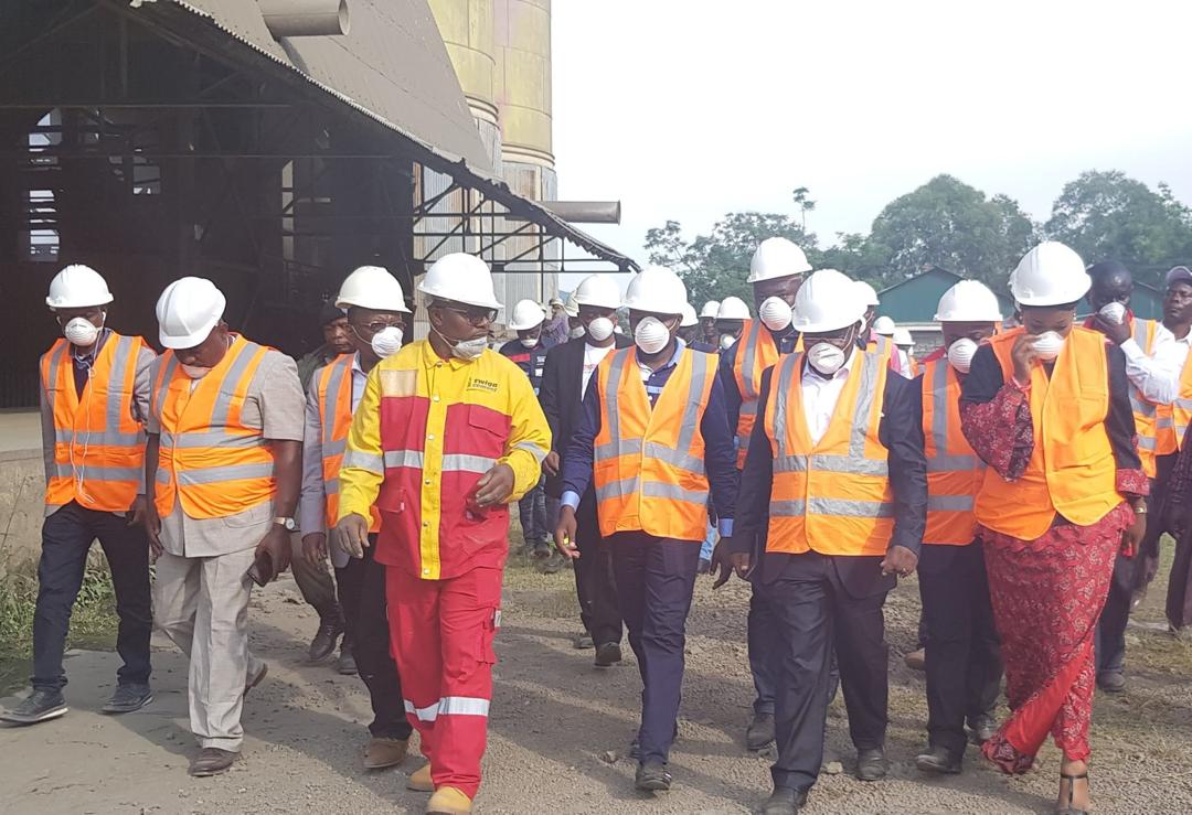 Visite d'un site industriel et minier avec équipements de protection